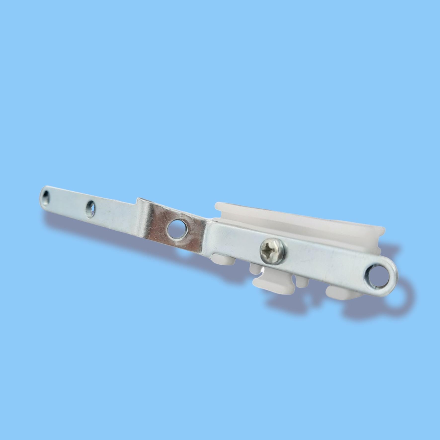 Overlap glider (master carrier) for cord operated curtain rail